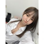 伊関あみ「お仕事おつかれさま」、シャツから美谷間チラ見せのご褒美ショット公開