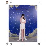 Koki，肩出しミニドレスから美脚すらり！