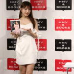 【写真特集】雪平莉左が肩出しのセクシーな白ワンピで登場！水着衣装あり2023年カレンダーの魅力語る！「今年は躍進の年」