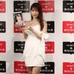 【写真特集】雪平莉左が肩出しのセクシーな白ワンピで登場!水着衣装あり2023年カレンダーの魅力語る!「今年は躍進の年」