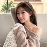 『エルピス』出演・石崎日梨、肩見せセクシーな「キレイなお姉さん」ショットに歓喜の声
