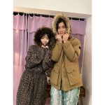 ドラマ『私のシてくれないフェロモン彼氏』島崎遥香･渡邊圭祐、フード被って寄り添うな2ショットを公開