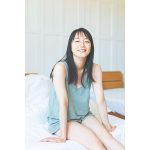 吉岡里帆、アニバーサリー写真集の貴重なアザーカットを公開＜FLASH＞