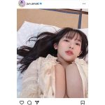 天木じゅん、布団に寝そべり圧巻バスト大胆披露！