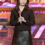 【レコ大】有村架純、黒のミニスカ衣装から美脚のぞかせ生放送に臨む！＜第64回 輝く！日本レコード大賞＞