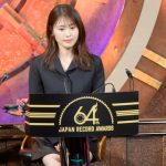 【レコ大】有村架純、黒のミニスカ衣装から美脚のぞかせ生放送に臨む!<第64回 輝く!日本レコード大賞>