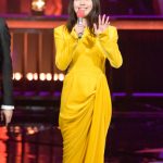 【レコ大】有村架純、衣装チェンジは美脚のぞかせた黄色のドレスコーデに！＜第64回 輝く！日本レコード大賞＞