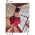 えなこ、こたつでぬくぬく脱ぎショットで美背中披露！