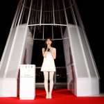 井桁弘恵、美脚で釘付けの純白ミニドレスでプロポーション披露