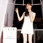 井桁弘恵、美脚で釘付けの純白ミニドレスでプロポーション披露
