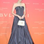 飯豊まりえ、美麗なデコルテ＆胸元あらわなドレスコーデでウエストライン披露＜BVLGARI AVRORA AWARDS 2022＞