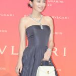 飯豊まりえ、美麗なデコルテ＆胸元あらわなドレスコーデでウエストライン披露＜BVLGARI AVRORA AWARDS 2022＞