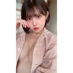 コスプレイヤー・柑橘もこ、パジャマから美乳のぞかせた無防備ショットで悩殺！