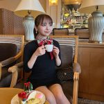 勝又彩央里、キワドい超ミニワンピースで太ももチラリ