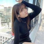 Peel the Apple・黒嵜菜々子、大人な黒ニットコーデで太ももチラ見せ