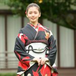 小芝風花、オトナな黒い晴れ着姿を披露!井本彩花に奢る太っ腹な約束も<オスカー晴れ着撮影会>