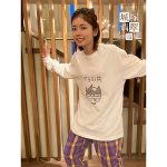 【invert 城塚翡翠 倒叙集】小芝風花、『プテラノ丼』Tシャツ姿でプテラノドンのポーズ披露