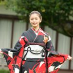 小芝風花、オトナな黒い晴れ着姿を披露!井本彩花に奢る太っ腹な約束も<オスカー晴れ着撮影会>