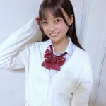 「日本一かわいい高校一年生」杉井美咲、初々しい制服姿で美脚チラリ