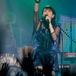 【ライブレポート】 森高千里、煌びやかなミニスカ衣装を披露した35周年アニバーサリーライブの模様をWOWOWで独占放送・配信