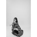 小畑優奈、誕生日にモノクロポートレート公開！美脚チラ見せし大人な雰囲気に