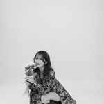 小畑優奈、誕生日にモノクロポートレート公開！美脚チラ見せし大人な雰囲気に