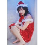 大原優乃、肌見せサンタコスプレで透明美脚披露！