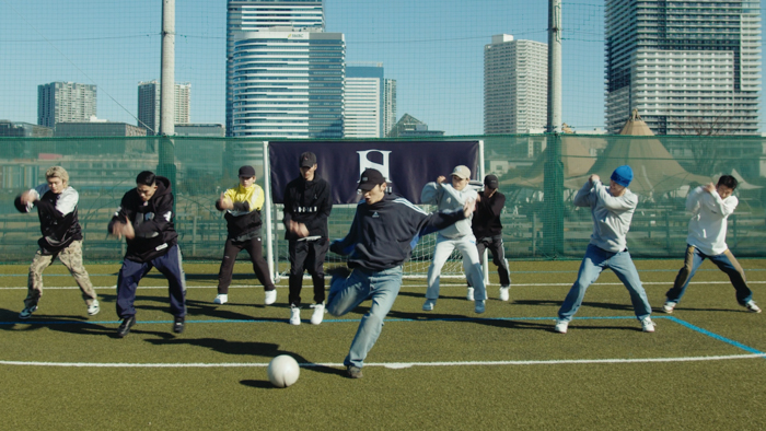 SKY-HIがサッカーコートでアグレッシブかつパワフルなダンスパフォーマンスを披露！『Happy Boss Day』のダンスプラクティス動画が公開