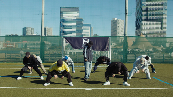 SKY-HIがサッカーコートでアグレッシブかつパワフルなダンスパフォーマンスを披露！『Happy Boss Day』のダンスプラクティス動画が公開