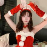 佐藤かれん、網タイツ美脚が刺激的なサンタコス披露！