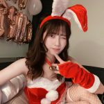 佐藤かれん、網タイツ美脚が刺激的なサンタコス披露！