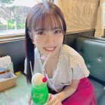 #2i2・天羽希純「どうすればいいかわかる？」、ふっくらバストを見せつけた脱ぎシャツショットで誘惑