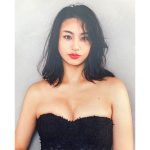 高橋メアリージュン、胸元が開いた大胆なセクシー衣装＆真っ赤なリップが際立つ姿を大胆披露！