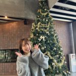 SKE48・高畑結希、巨大なクリスマスツリーにウキウキ笑顔！「可愛い躍動感」「かわいさの極み」と反響ぞくぞく