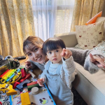 【silent】石川恋、『愛おしい我が息子』優生役の瀬脇碧斗くんとの親子オフショット初公開