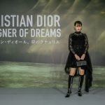 emma、透け感ある黒のミニドレスで美脚披露＜クリスチャン・ディオール、夢のクチュリエ＞