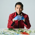 「サンサーラ」を歌う宮田悟志、自身初のベストアルバムリリース