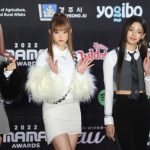 NewJeans、個性溢れる可愛らしいファッションでレッドカーペットに登場！＜2022 MAMA AWARDS＞