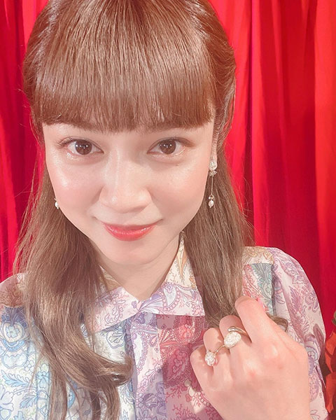 平愛梨、艶やかなドアップショット&ゴージャスな花とのコラボショットを公開