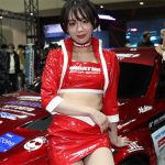 【動画】レースクイーン・新唯、赤のミニスカ衣装でSHIBATIRE MOTOR SPORTブースに登場！＜東京オートサロン2023＞