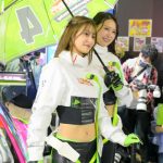 【写真特集】荒井つかさ&美桜、お腹チラ見せのコスチュームで美スタイル披露<東京オートサロン2023>