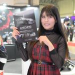 【写真特集】ちとせよしの、チェック柄の赤いミニスカコーデで太ももチラ見せ＜東京オートサロン2023＞