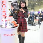 【写真特集】ちとせよしの、チェック柄の赤いミニスカコーデで太ももチラ見せ＜東京オートサロン2023＞