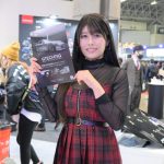 【写真特集】ちとせよしの、チェック柄の赤いミニスカコーデで太ももチラ見せ＜東京オートサロン2023＞