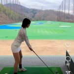 藤澤響花、ミニスカゴルフウェアで脚線美披露！