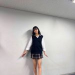 崎本紗衣、制服で見せる圧倒的な脚線美で魅了！