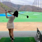 藤澤響花、ミニスカゴルフウェアで脚線美披露！