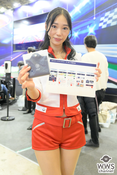 小倉えみる、パンツスタイルで圧倒的な脚線美披露！＜東京オートサロン2023＞