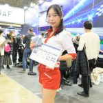 小倉えみる、パンツスタイルで圧倒的な脚線美披露！＜東京オートサロン2023＞