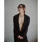 花雨、美バスト見せるモード系フェチショットで誘惑